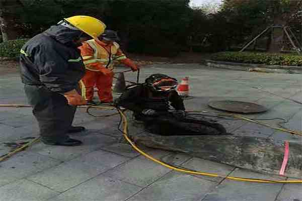 蛙人潛水封堵市政管道清淤風采